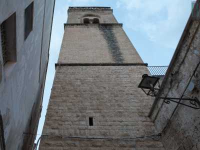 Alto quasi 40 metri � diviso verticalmente in tre ordini: il primo � realizzato in bugnato e i due superiori in tufo locale